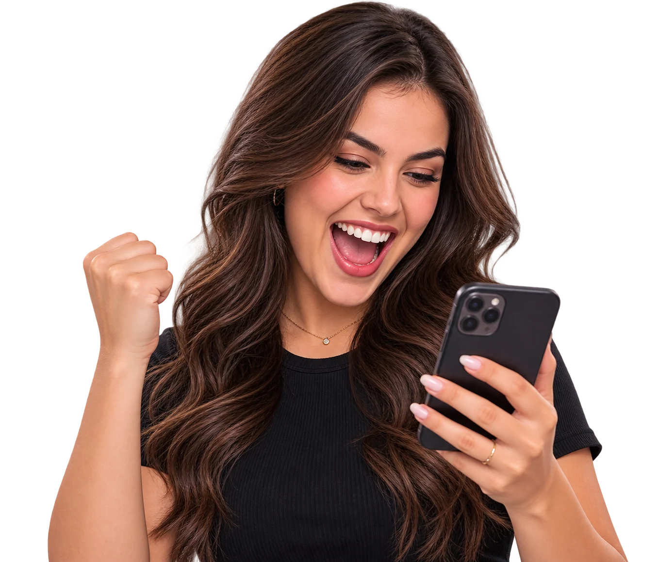Vendedora comemorando ao receber uma mensagem no celular